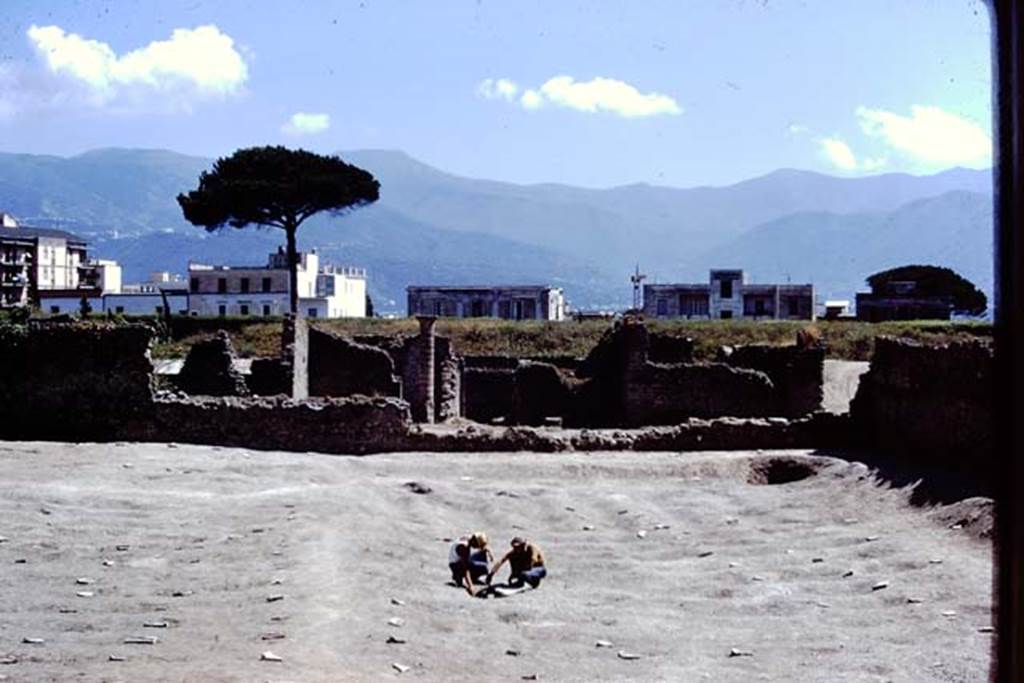 I.15.3 Pompeii. 1972. Looking south. Photo by Stanley A. Jashemski. 
Source: The Wilhelmina and Stanley A. Jashemski archive in the University of Maryland Library, Special Collections (See collection page) and made available under the Creative Commons Attribution-Non Commercial License v.4. See Licence and use details. J72f0716
