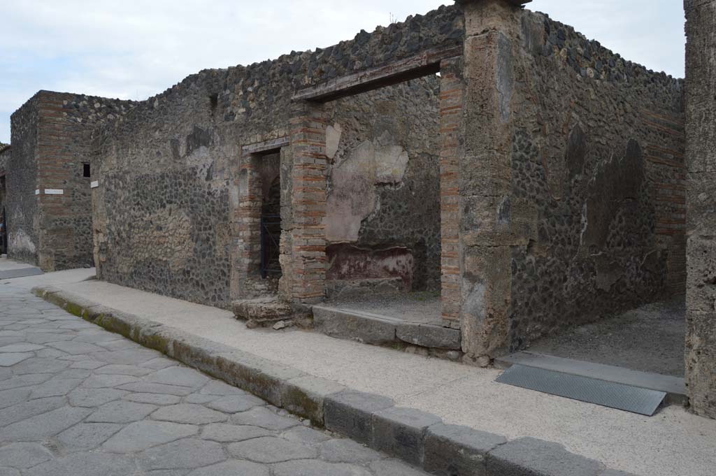 I.16.2 Pompeii, on right. October 2017. 
Looking south-east on Via di Castricio towards junction with Vicolo della Nave Europa, on left.
With entrance doorways I.16.1, I.16.1a, in centre, and I.16.2, on right.
Foto Taylor Lauritsen, ERC Grant 681269 DÉCOR.

