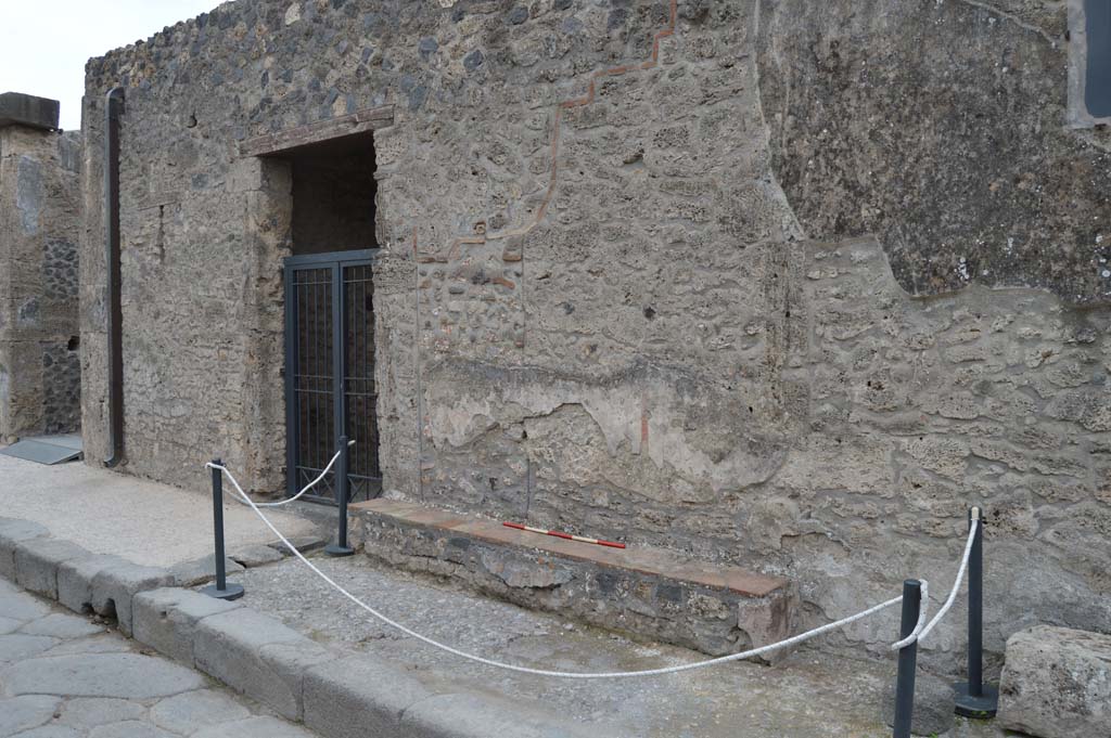 I.16.3 Pompeii. October 2017. Looking south-east towards entrance doorway on Via di Castricio.
Foto Taylor Lauritsen, ERC Grant 681269 DÉCOR.
