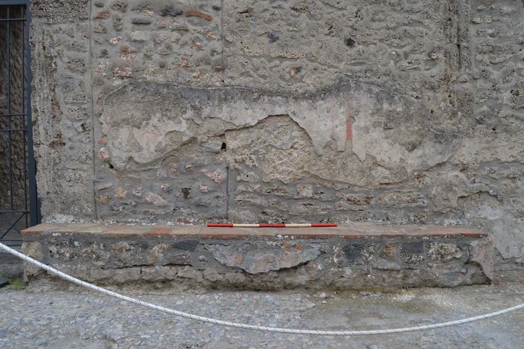 I.16.3 Pompeii. October 2017. Remains of painted plaster decoration on front façade to west of entrance doorway.
Foto Taylor Lauritsen, ERC Grant 681269 DÉCOR.
