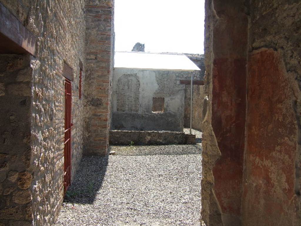 I.16.3 Pompeii. September 2005. Looking south from entrance.