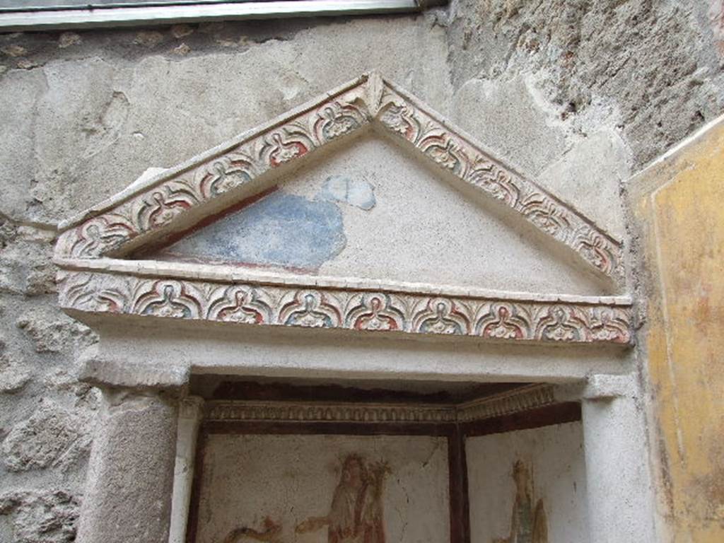 I.16.3 Detail of Lararium pediment on West side of atrium.