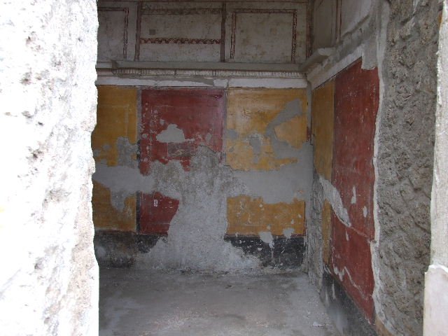I.16.4 Pompeii. December 2006. Doorway into cubiculum on west side of entrance.