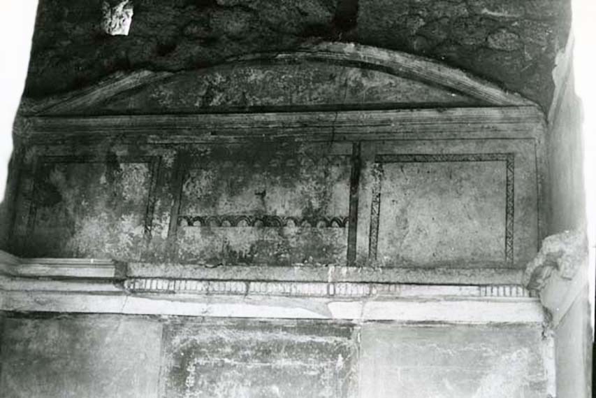 I.16.4 Pompeii. 1975. 
Cubiculum, first room right, W of fauces, back N wall, upper zone, later lunette. Photo courtesy of Anne Laidlaw.
American Academy in Rome, Photographic Archive. Laidlaw collection _P_75_5_23.



