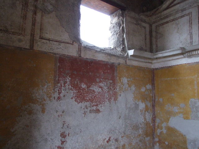 I.16.4 Pompeii. December 2006. Detail of painted wall and cornice in north-west corner of cubiculum