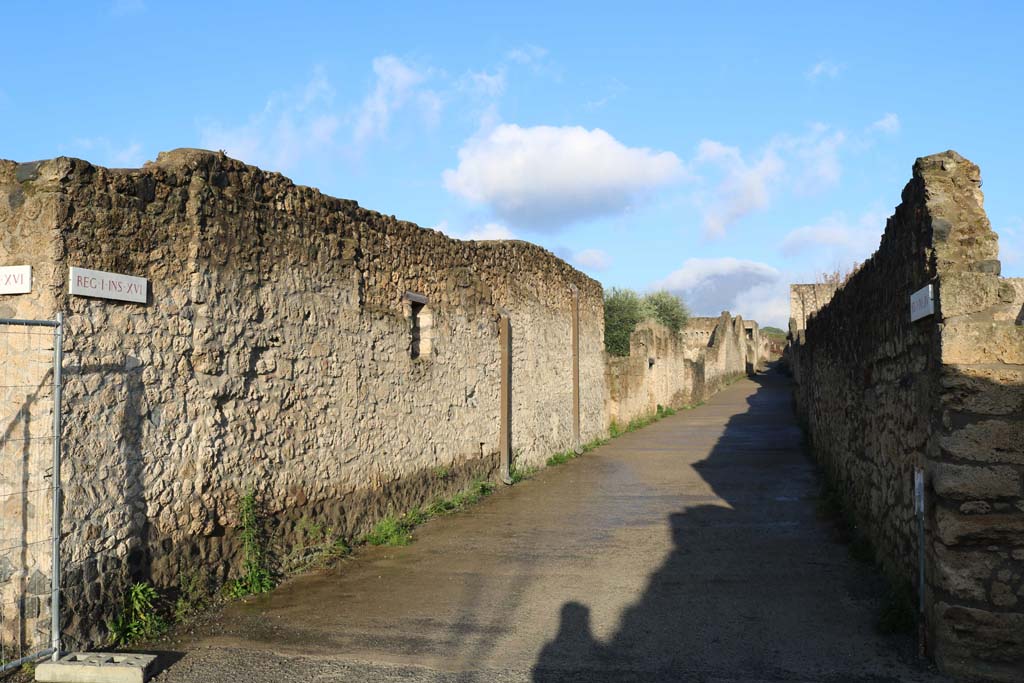 I.16.6 Pompeii, side east wall, on left. December 2018. 
Looking north from junction with Vicolo della Nave Europa from Via della Palestra. Photo courtesy of Aude Durand.

