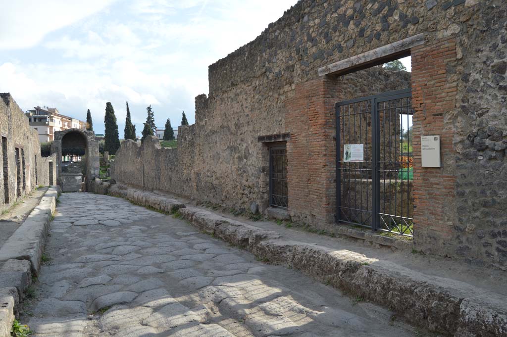 I.20.2 Pompeii, on right. October 2017. Looking south along the west side of Via di Nocera, with entrance doorway, on right.
Foto Taylor Lauritsen, ERC Grant 681269 DÉCOR.
