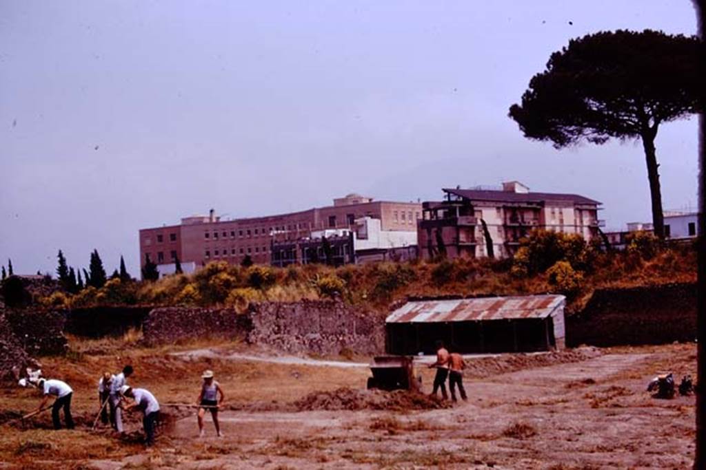 I.21.6 Pompeii. 1974. Cleaning of the site, looking south-east. Photo by Stanley A. Jashemski.   
Source: The Wilhelmina and Stanley A. Jashemski archive in the University of Maryland Library, Special Collections (See collection page) and made available under the Creative Commons Attribution-Non Commercial License v.4. See Licence and use details. J74f0153
