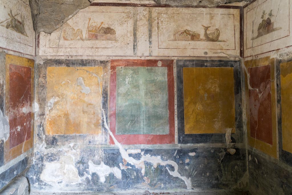 II.1.12 Pompeii. July 2021.
Looking through doorway towards west end of triclinium on north side of entrance doorway. Photo courtesy of Johannes Eber.
