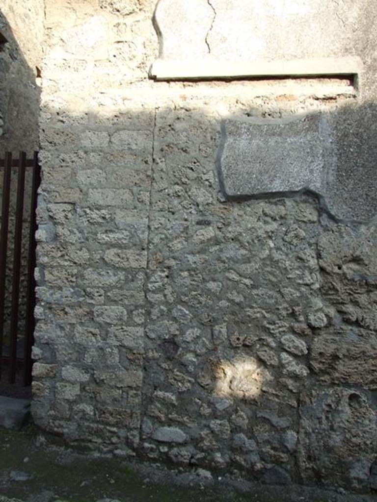 II.1.12 Pompeii. December 2007. Wall on south side of entrance doorway. According to Varone and Stefani, CIL IV 9885 was found on the south side of entrance doorway, near the door jamb, but is not conserved. See Varone, A. and Stefani, G., 2009. Titulorum Pictorum Pompeianorum, Rome: Lerma di Bretschneider, (p.187). According to Epigraphik-Datenbank Clauss/Slaby (See www.manfredclauss.de), it read 
Helvium Sabinum aed(ilem)
Biri cum Biria rog(ant)
d(ignum) r(ei) p(ublicae) v(irum) b(onum) o(ro) v(os) f(aciatis) Onomaste cupide fac(iatis)       [CIL IV 9885]

