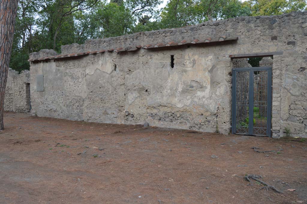 II.3.8 Pompeii, on right. October 2017. Front façade with II.3.9, on left.
Foto Taylor Lauritsen, ERC Grant 681269 DÉCOR.
