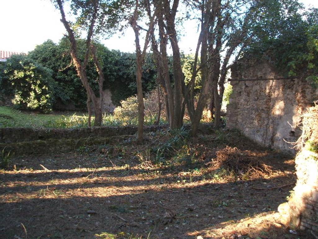 II.3.9 Pompeii.  December 2004. Looking east to wall of II.3.8.