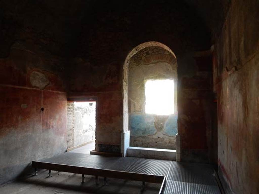 II.4.6 Pompeii. May 2017. 
Frigidarium/apodyterium, looking towards south wall, with doorway to garden area near latrine, centre left. 
Looking south towards the basin/pool with three windows, centre right. Photo courtesy of Buzz Ferebee.

