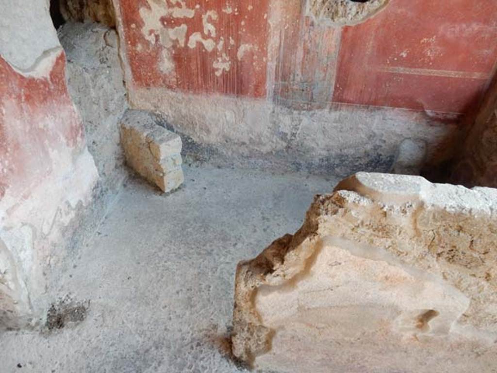 II.4.6 Pompeii. May 2017. Lower south-west corner of portico. Photo courtesy of Buzz Ferebee.