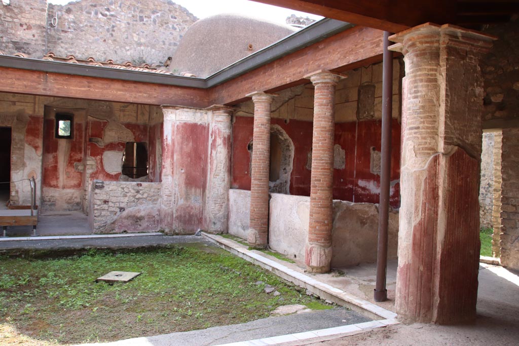 II.4.6 Pompeii. May 2017. Detail showing a horn hanging from a garland from upper west wall in south-west corner.
Photo courtesy of Buzz Ferebee.


