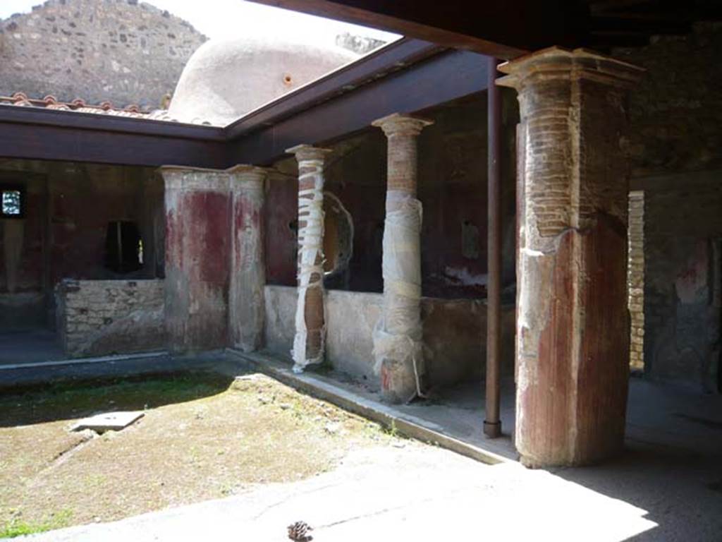 II.4.6 Pompeii. April 2018. Looking towards west side and south-west corner of portico, from entrance doorway. 
Photo courtesy of Ian Lycett-King. 
Use is subject to Creative Commons Attribution-NonCommercial License v.4 International.
