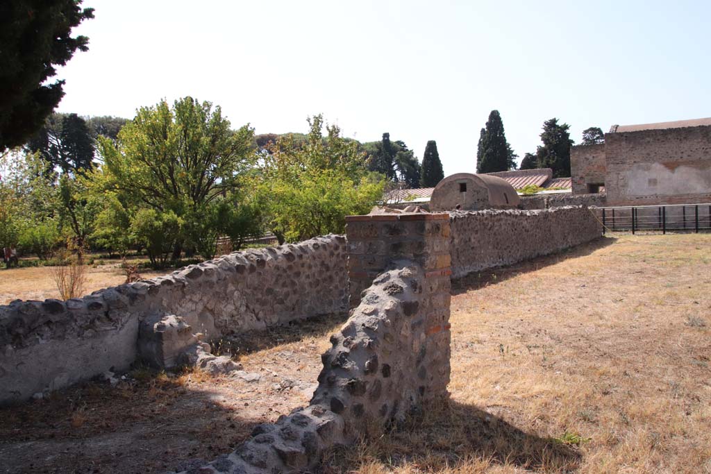 II.4.6 Pompeii. May 2017. Looking north towards north-west corner of portico. Photo courtesy of Buzz Ferebee.
