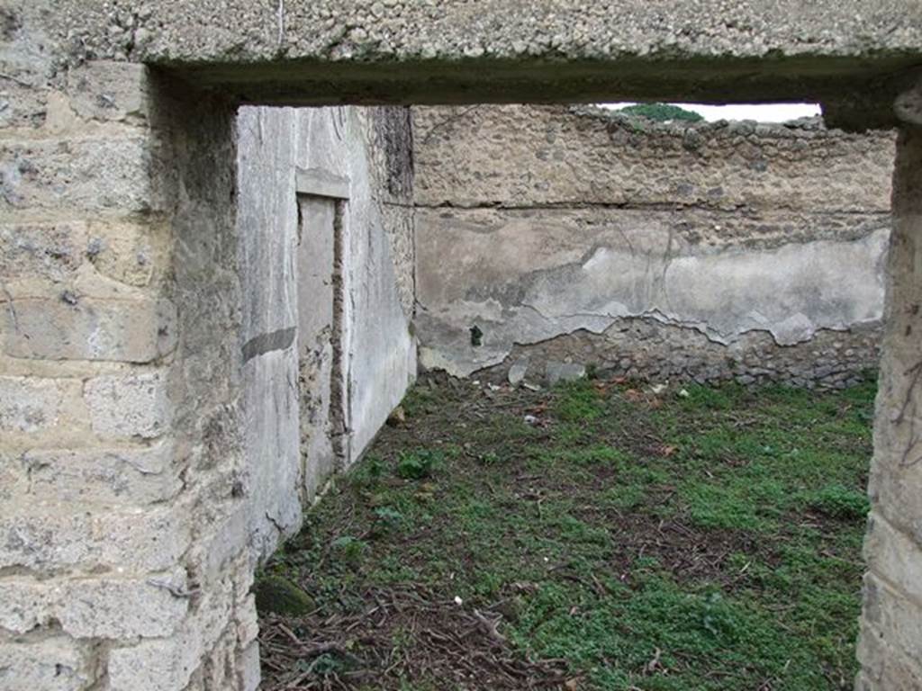 II.4.6 Pompeii. December 2006. Swimming pool. According to Jashemski, the garden area had an outdoor swimming pool (8.50 x 4.50m: 1.50m deep).
Steps led into the pool on both the north and south sides.  See Jashemski, W. F., 1993. The Gardens of Pompeii, Volume II: Appendices. New York: Caratzas. (p.88 & Fig 100)
