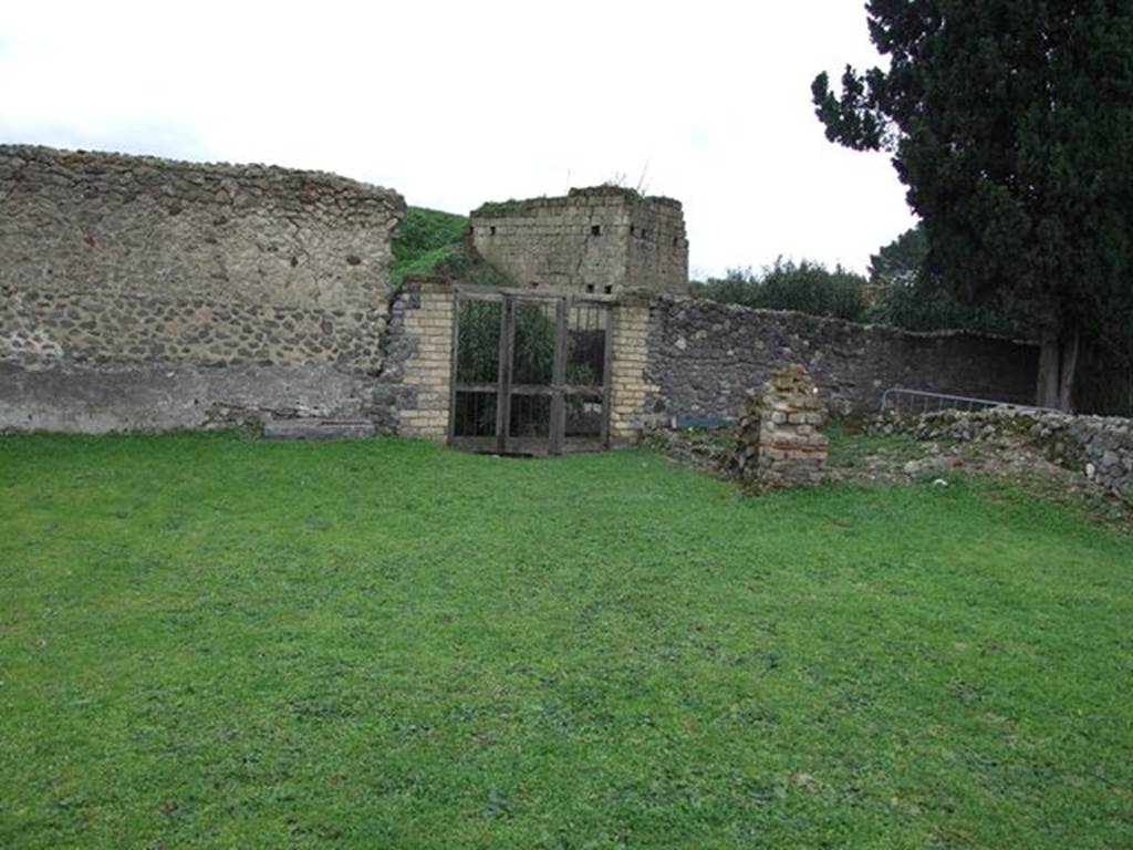 II.4.6 Pompeii.  December 2006. Garden, looking east towards II.4.8 entrance