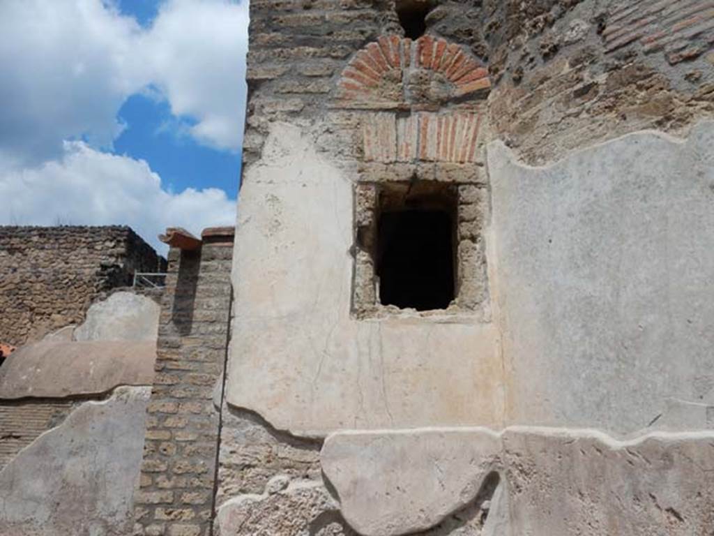 II.4.6 Pompeii. May 2016. Small window to caldarium. Photo courtesy of Buzz Ferebee.

