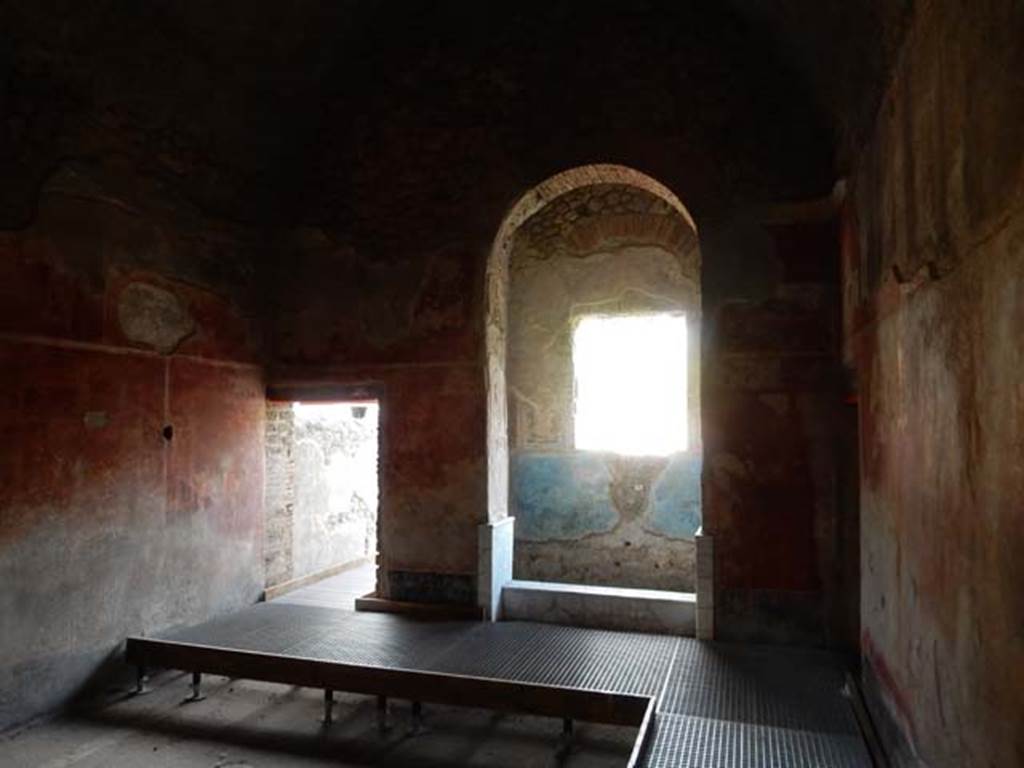 II.4.6 Pompeii. May 2017. South wall of basin/pool in Frigidarium/apodyterium.
Photo courtesy of Buzz Ferebee.
