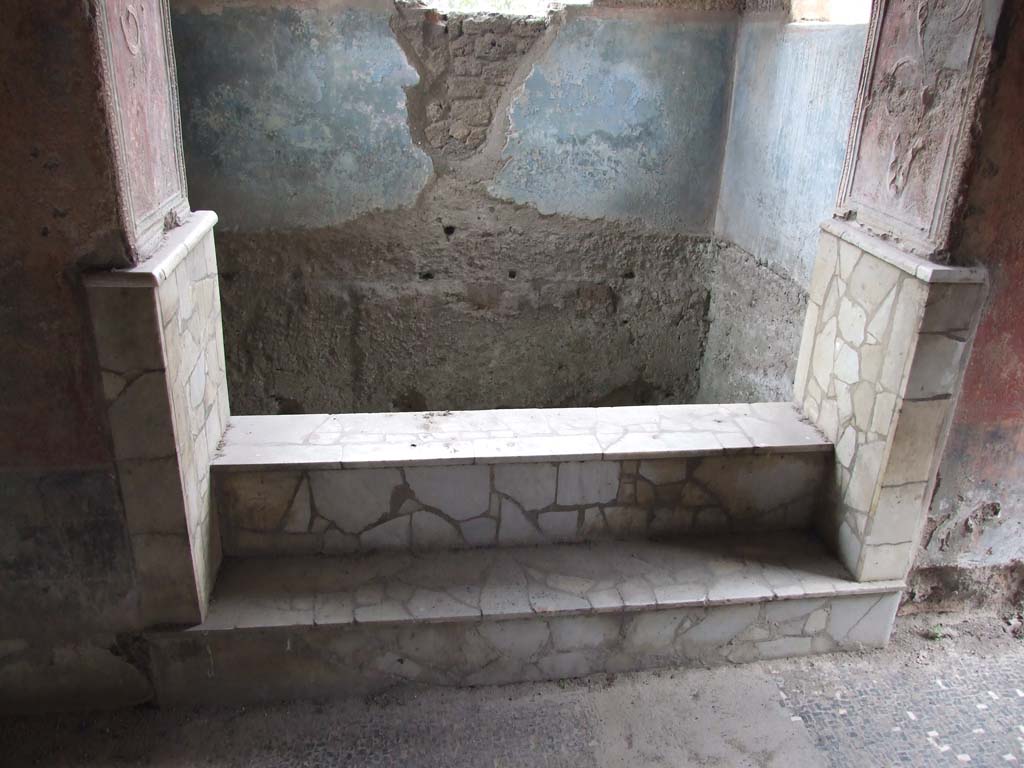 II.4.6 Pompeii. May 2017. Detail of south-west corner of basin/pool in Frigidarium/apodyterium. Photo courtesy of Buzz Ferebee.
