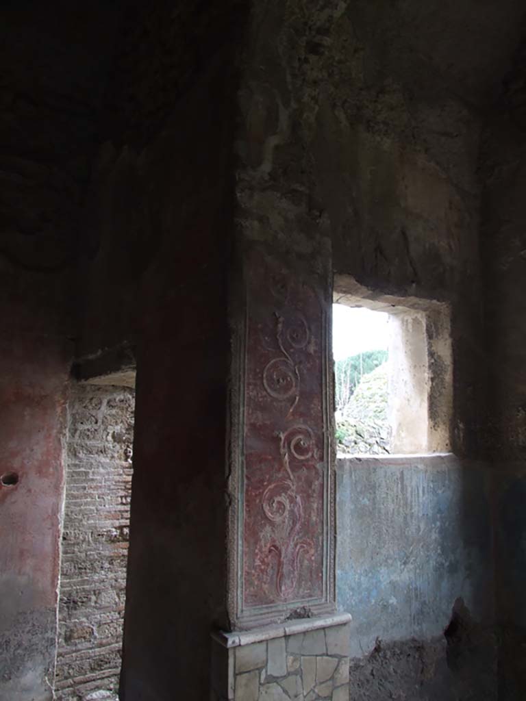 II.4.6 Pompeii. May 2017. Detail of west side of basin/pool in Frigidarium/apodyterium. Photo courtesy of Buzz Ferebee.
