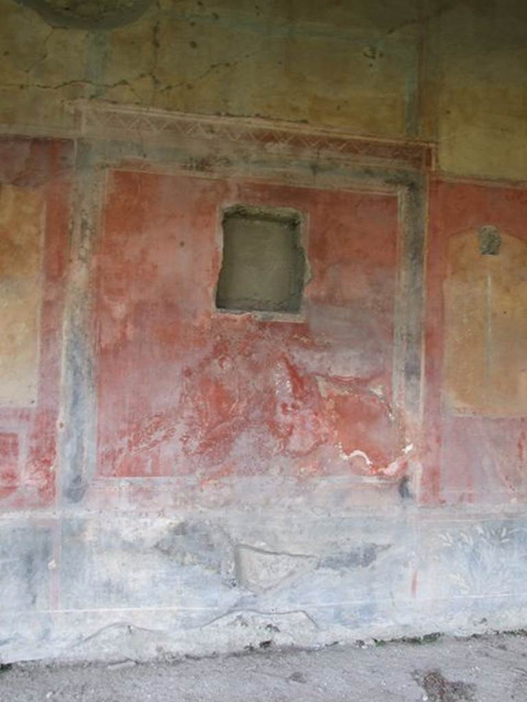 II.4.6 Pompeii. May 2016. Wall decoration and niche on west wall in portico. Photo courtesy of Buzz Ferebee.

