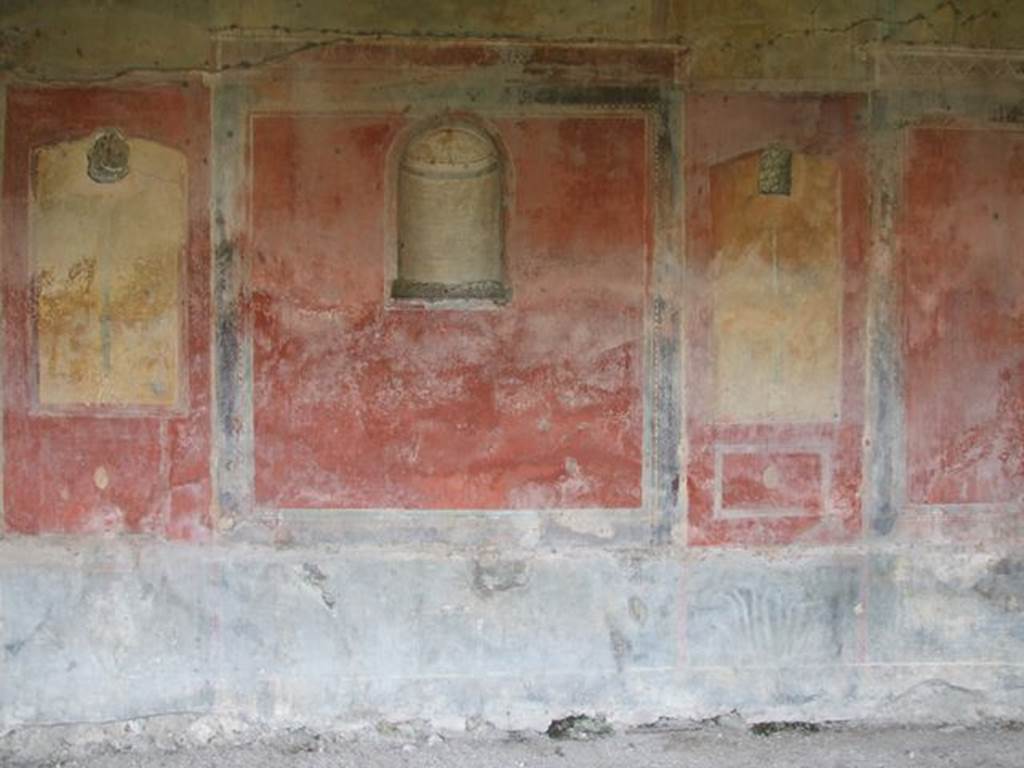 II.4.6 Pompeii. September 2019. Detail of painted west wall of portico. Photo courtesy of Klaus Heese.