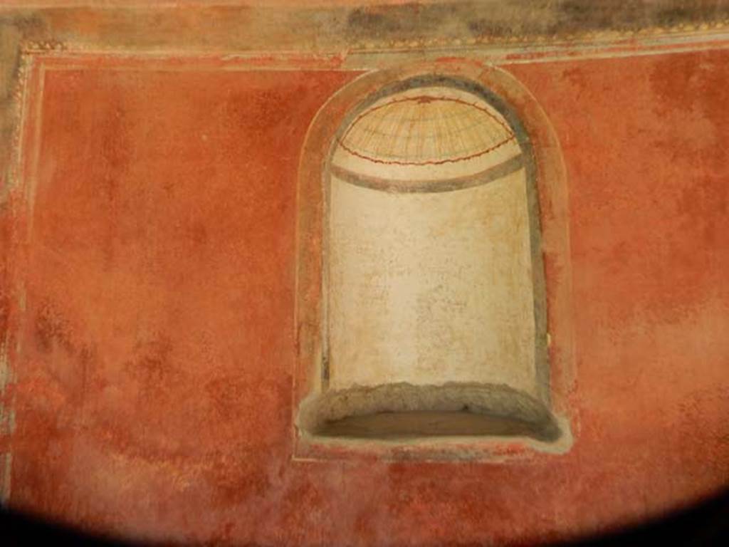 II.4.6 Pompeii. September 2019. Detail of niche in west wall of portico. Photo courtesy of Klaus Heese.

