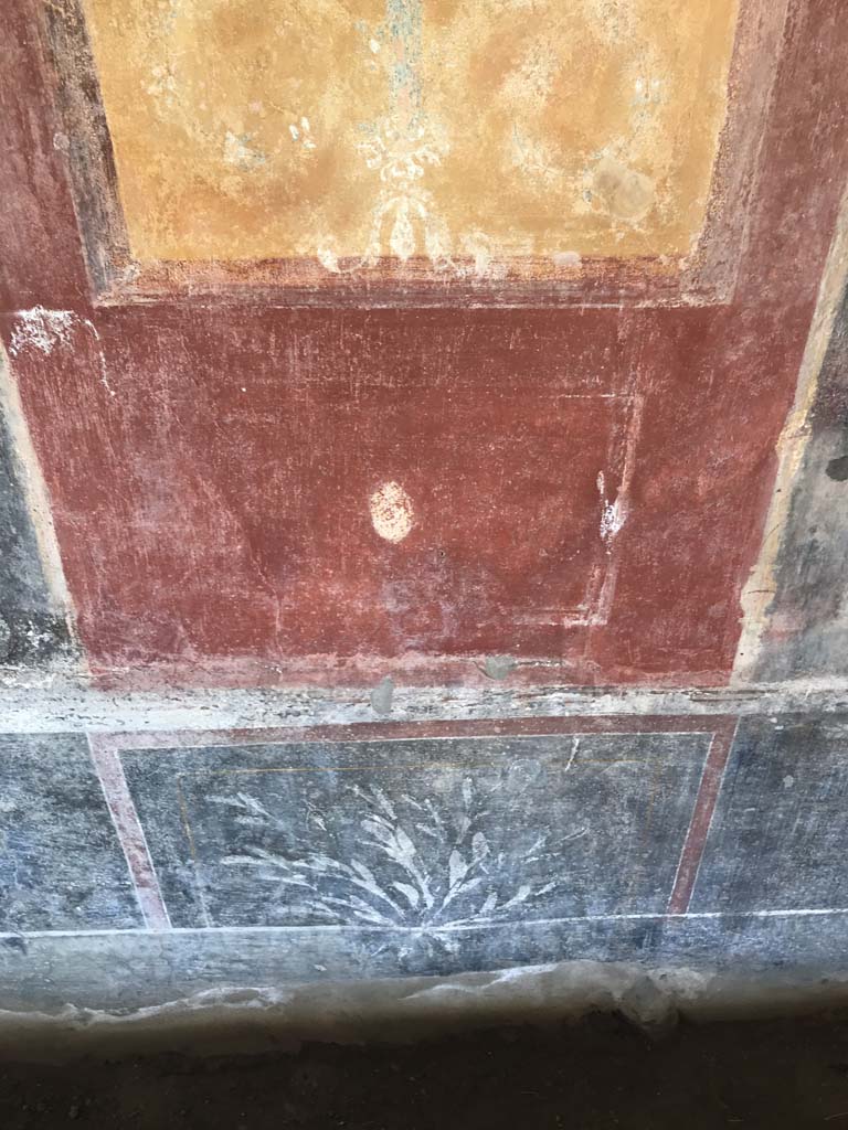 II.4.6 Pompeii. December 2018. 
Detail of painted niche in west wall of portico. Photo courtesy of Aude Durand.
