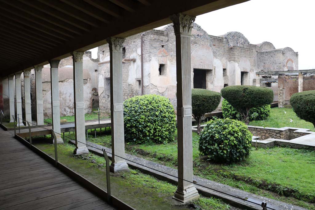 II.4.6 Pompeii. May 2016. Painted decoration on upper west wall of portico. Photo courtesy of Buzz Ferebee.
