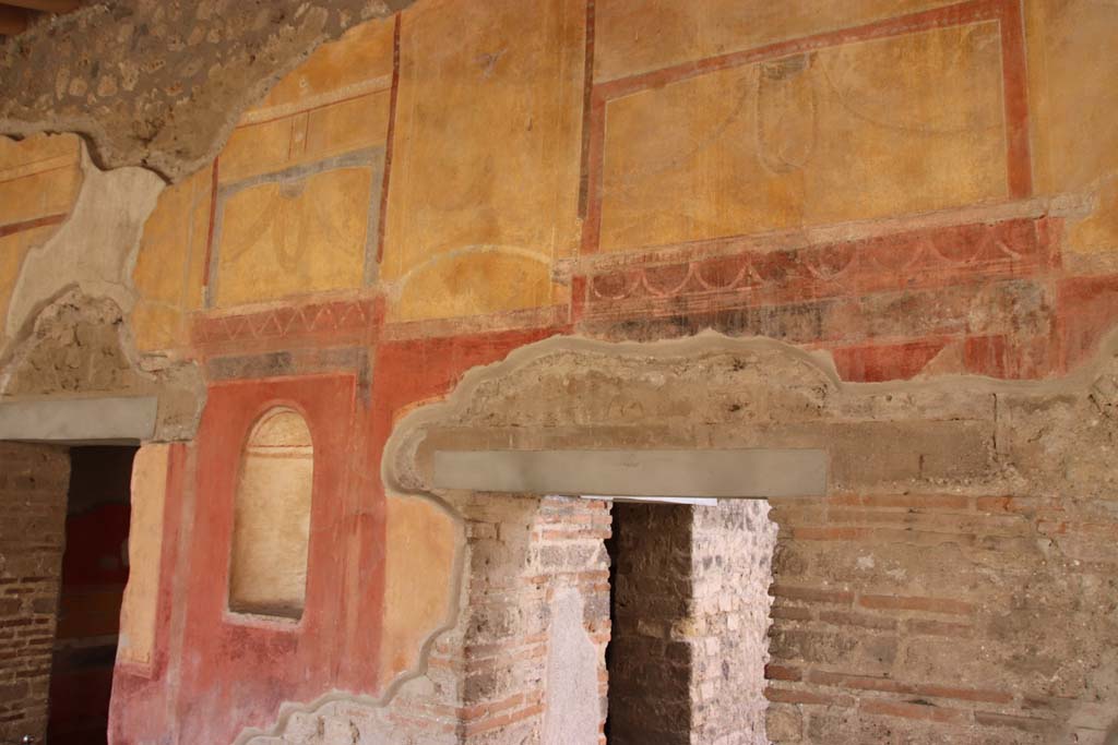 II.4.6 Pompeii. September 2019. Looking towards detail of painted decoration on upper west wall of portico.
Photo courtesy of Klaus Heese.
