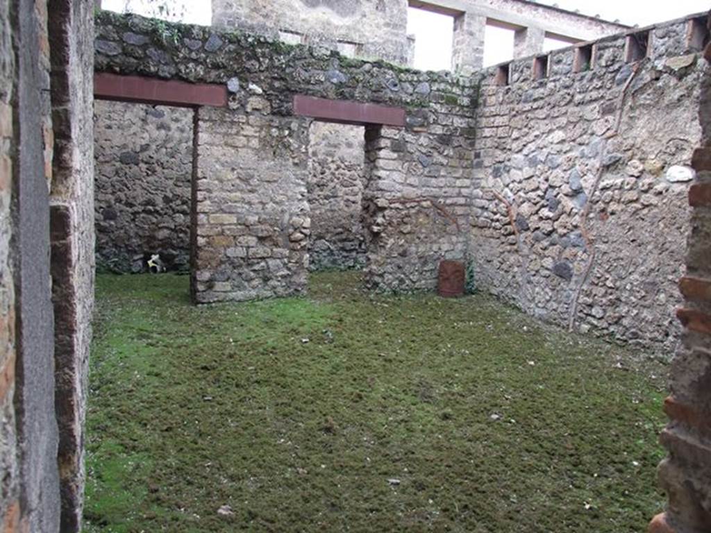 II.4.6 Pompeii. September 2019. Looking towards detail of painted decoration on upper west wall of portico.
Photo courtesy of Klaus Heese.
