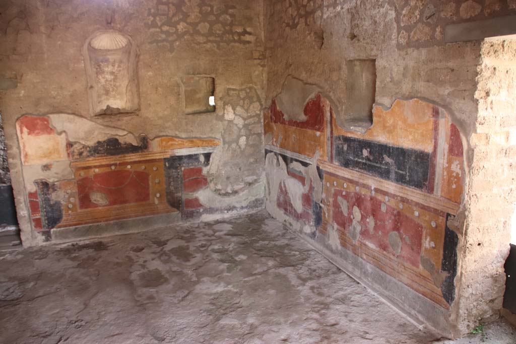 II.4.6 Pompeii. September 2019. Room on north side of summer triclinium.
Looking towards south wall with niche, and doorway in south-west corner to rear corridor.
Photo courtesy of Klaus Heese.
