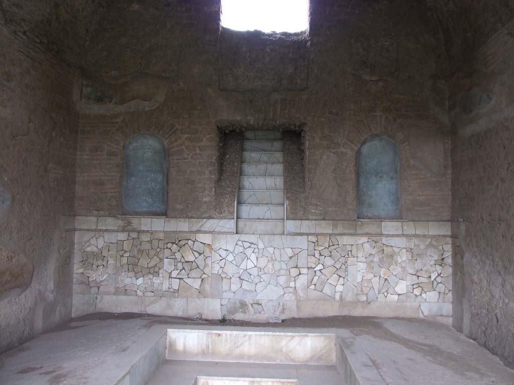 II.4.6 Pompeii. September 2019. Detail of west wall of summer triclinium, with cascade fountain. 
Photo courtesy of Klaus Heese. 

