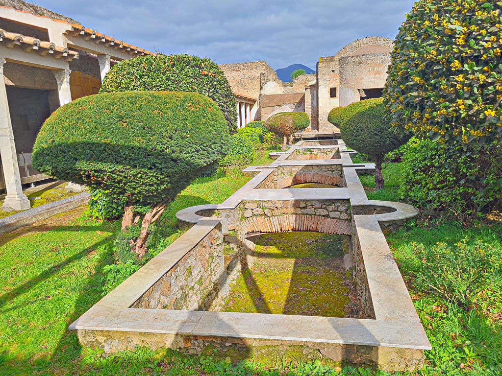 II.4.6 Pompeii. September 2019. Looking north-west across pool in garden area towards west portico.
Photo courtesy of Klaus Heese.
