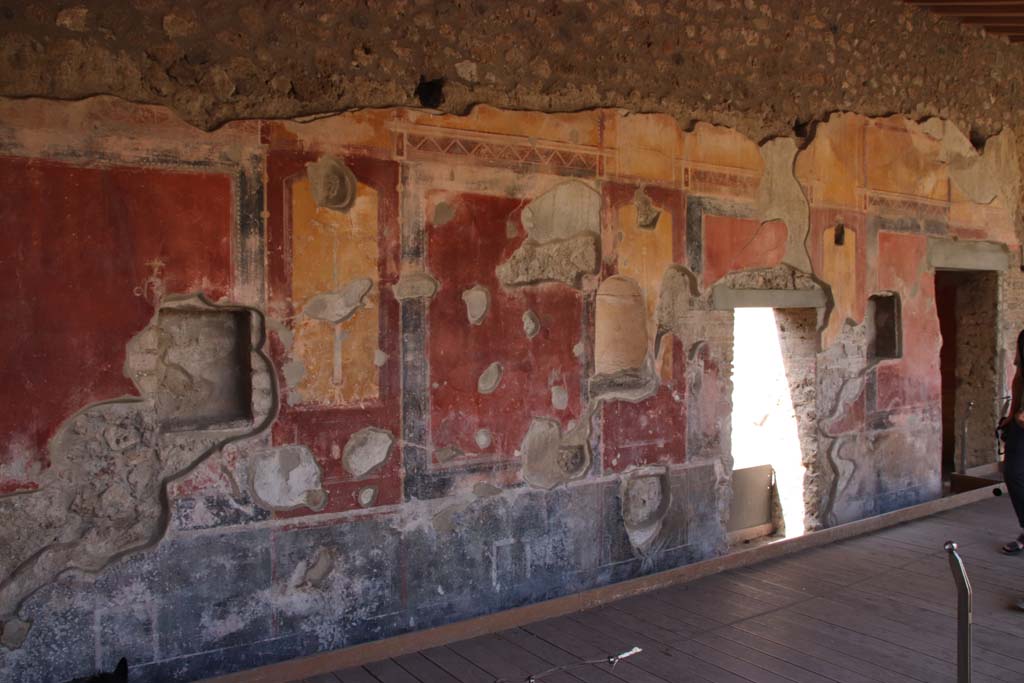 II.4.6 Pompeii. 2016/2017. Painted decoration in west portico at south end. Photo courtesy of Giuseppe Ciaramella.