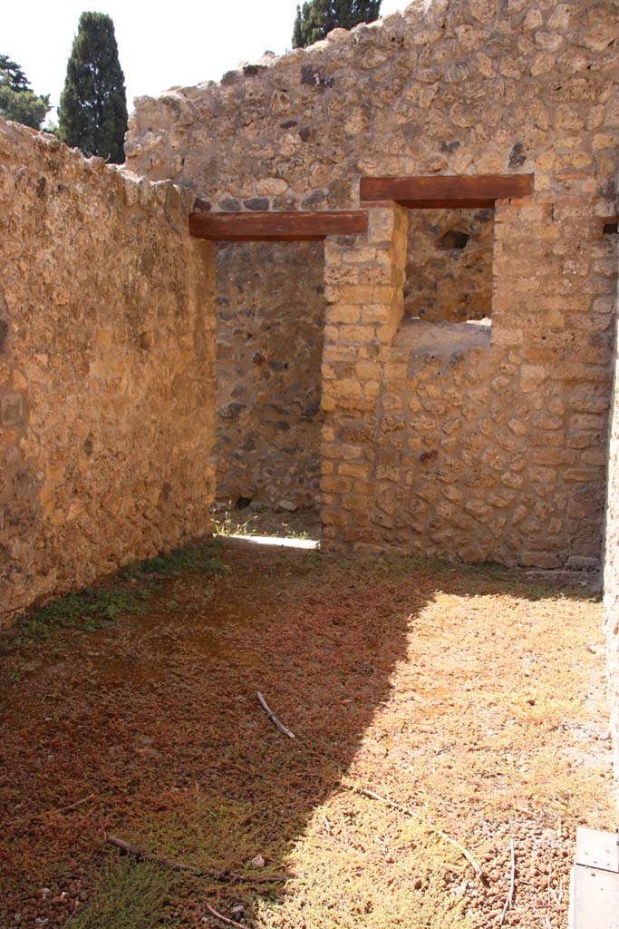 II.4.6 Pompeii. August 2021. West wall of portico near its southern end. Photo courtesy of Robert Hanson.