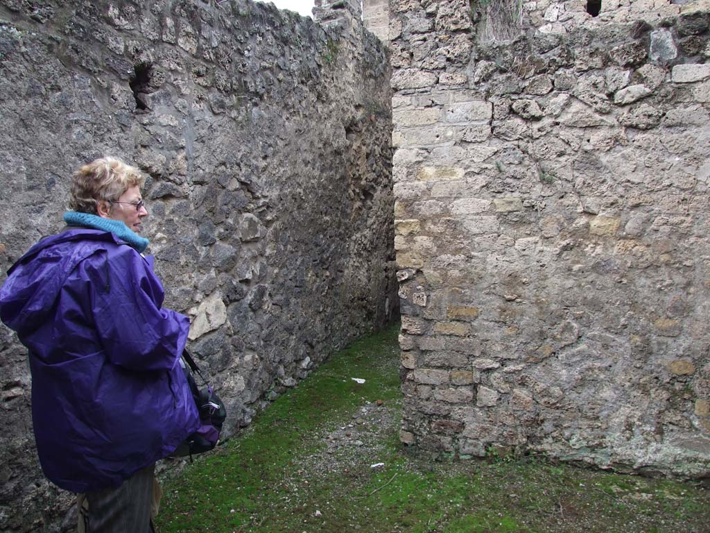 II.4.6 Pompeii. December 2006. Corridor to rear of nymphaeum, looking north