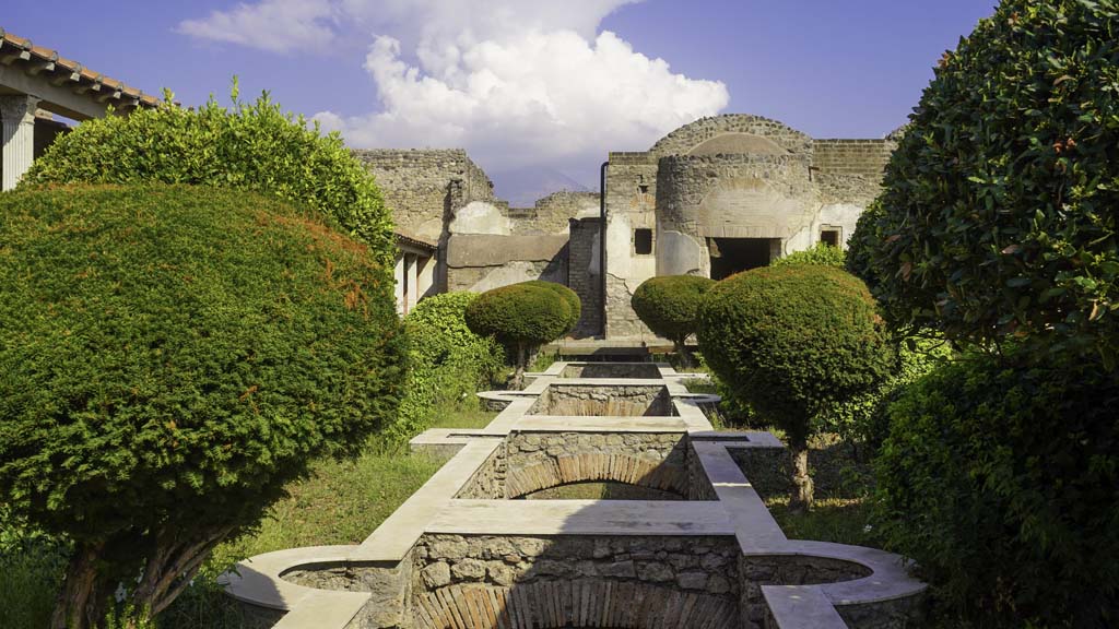 II.4.6 Pompeii. August 2021. Looking north along pool in garden area.
Foto Annette Haug, ERC Grant 681269 DÉCOR.

