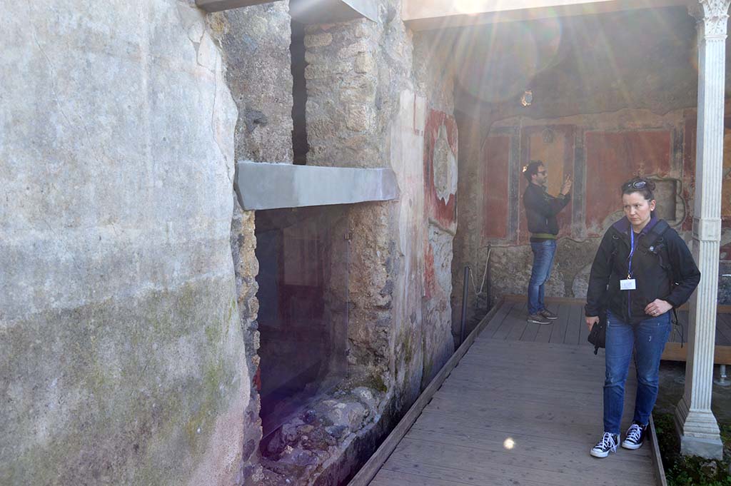 II.4.10 Pompeii. March 2019. Looking west along exterior wall, leading to west portico, on right.
Foto Taylor Lauritsen, ERC Grant 681269 DCOR.
