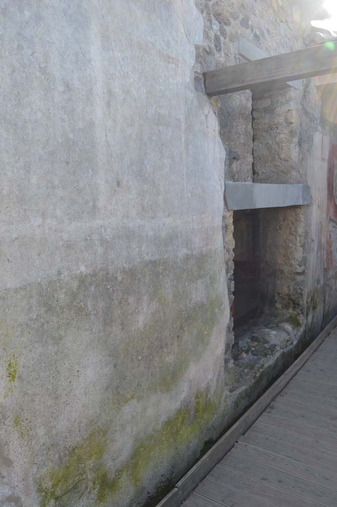 II.4.10 Pompeii. March 2019. Looking west with detail of exterior wall, leading to west portico of garden area.
Foto Taylor Lauritsen, ERC Grant 681269 DCOR.
