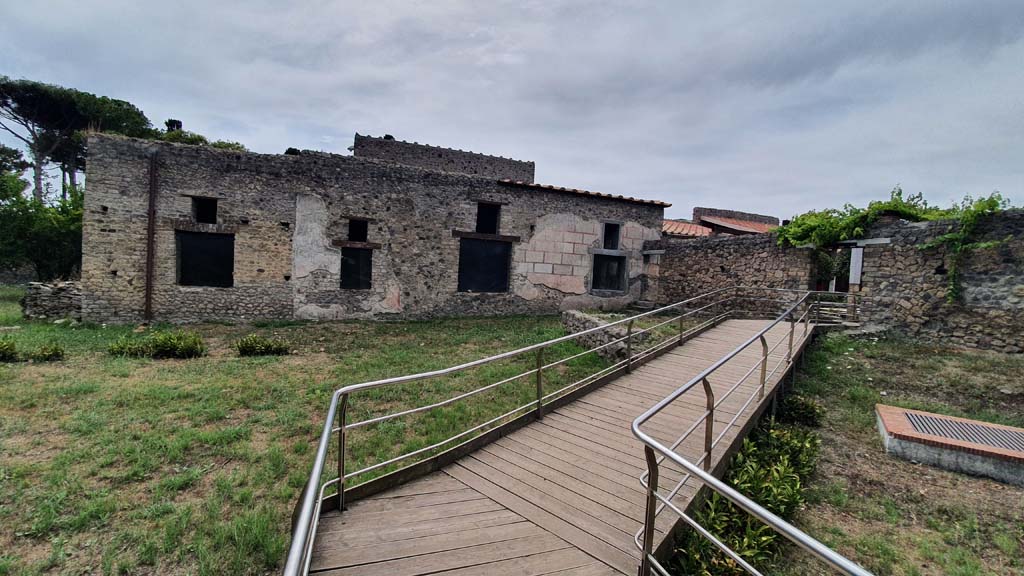 II.4.10 Pompeii. March 2019. Looking south along exterior faade with windows from two bedrooms, and tablinum on right.
Foto Taylor Lauritsen, ERC Grant 681269 DCOR.
