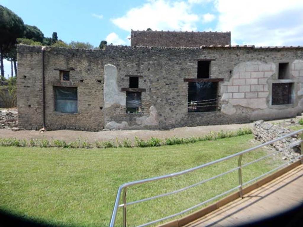 II.4.10 Pompeii. May 2016. Looking west towards exterior faade with windows, from the garden area. Photo courtesy of Buzz Ferebee.
