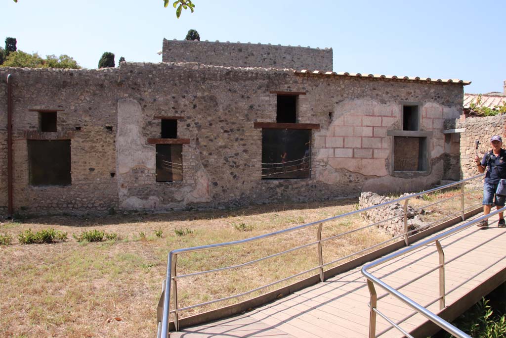 II.4.10 Pompeii. September 2019. 
East exterior wall with two smaller windows of bedrooms, and larger window of tablinum. Looking south-west.
Photo courtesy of Klaus Heese.
