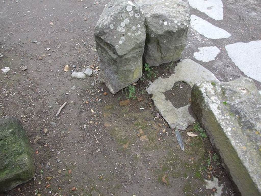 II.5.1, Pompeii. December 2006. 
Via dell’ Abbondanza, west end of II.5, site of brick remains of one of 4 columns that probably supported a balcony.

