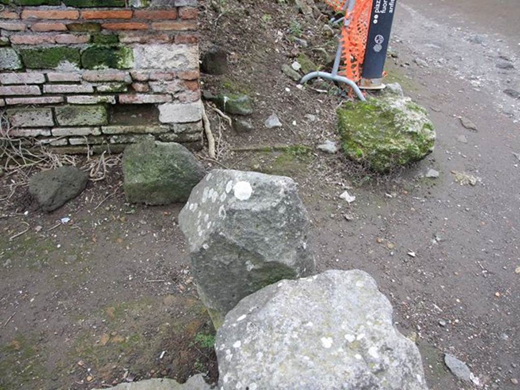 II.5.1 Pompeii. December 2006. Looking south from Via dell’Abbondanza, at west end of II.5.
The area to the right of the brick wall, where the modern sign post is now, was the site of pilaster of the gate that closed the Vicolo between II.5 and II.4 on the Via dell’ Abbondanza.  This was not restored after the bomb damage of 1943.  


