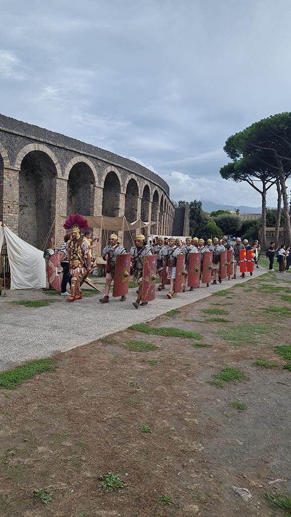 II.6 Pompeii. 28th September 2024. 
Looking south-east on Piazzale Anfiteatro. Marching legionaries during “Ludi Pompeiani” event. 
Photo courtesy of Giuseppe Ciaramella.

