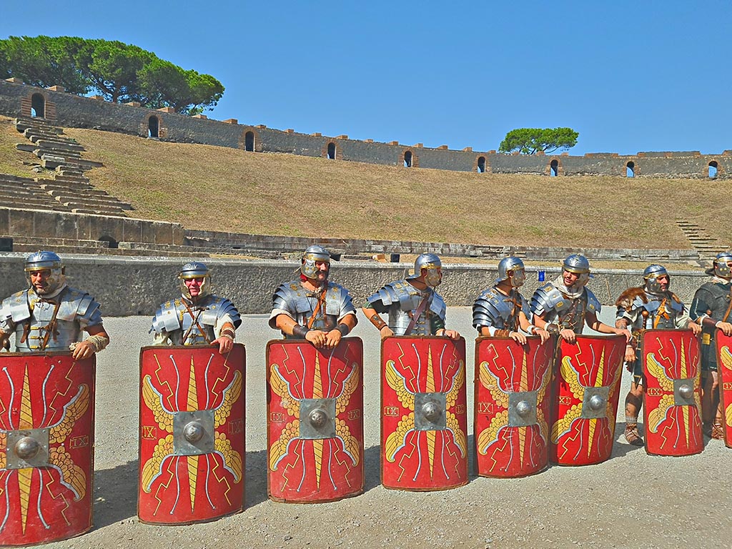 II.6 Pompeii. September 2024. Roman Soldiers – Legio IX Hispana – rehearsing. Photo courtesy of Giuseppe Ciaramella.